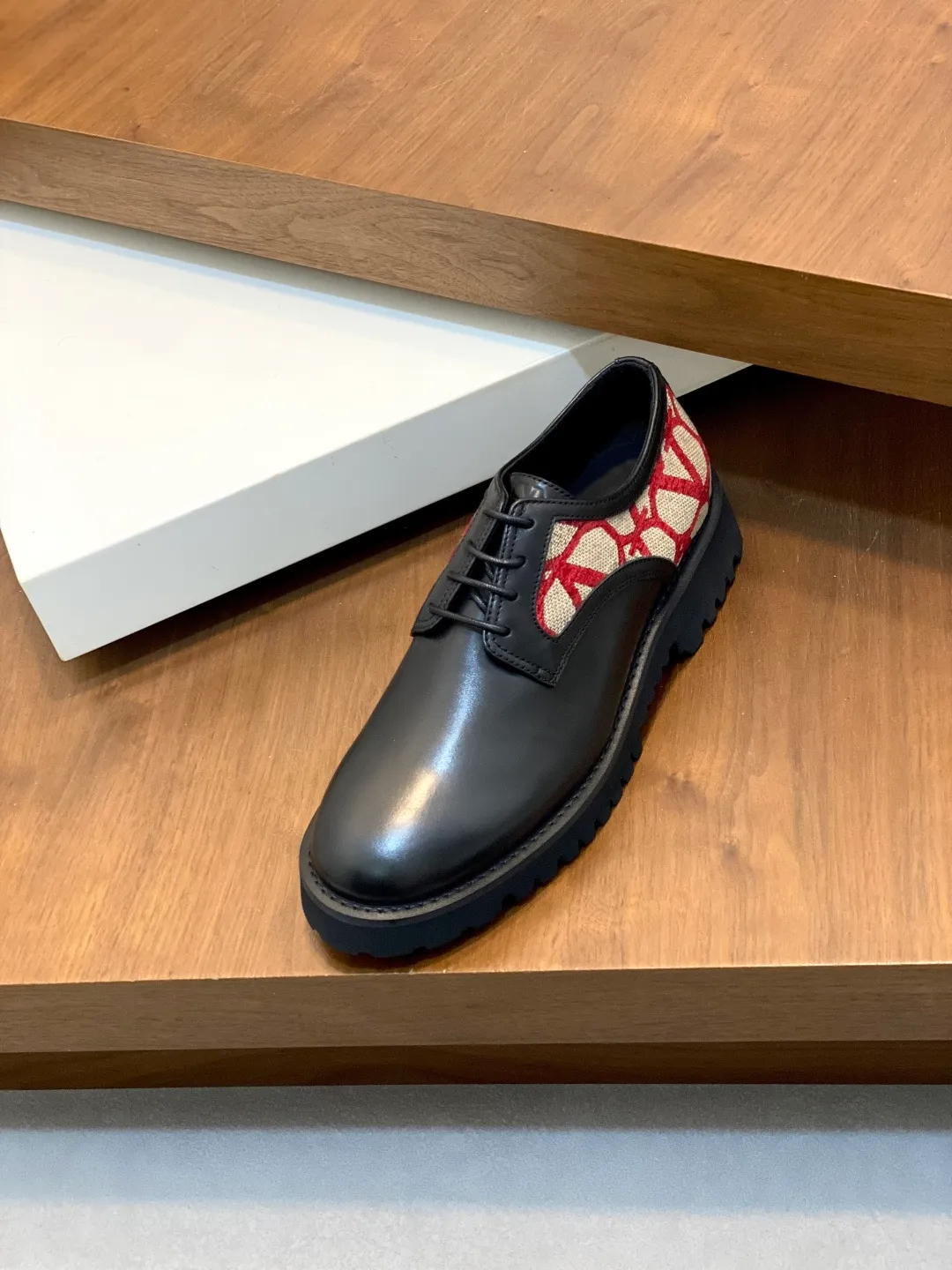 Men's shoes 💰740 VALENTINO Valentino's new men's fashionable casual leather shoes. These leather shoes are made of imported cowhide leather uppers, dyed calfskin lining and calfskin insoles. The upper foot is soft, comfortable and breathable. Comes with complete packaging in the original box! Visible details and quality. Size: 39-44 (customized at 38.45.46)